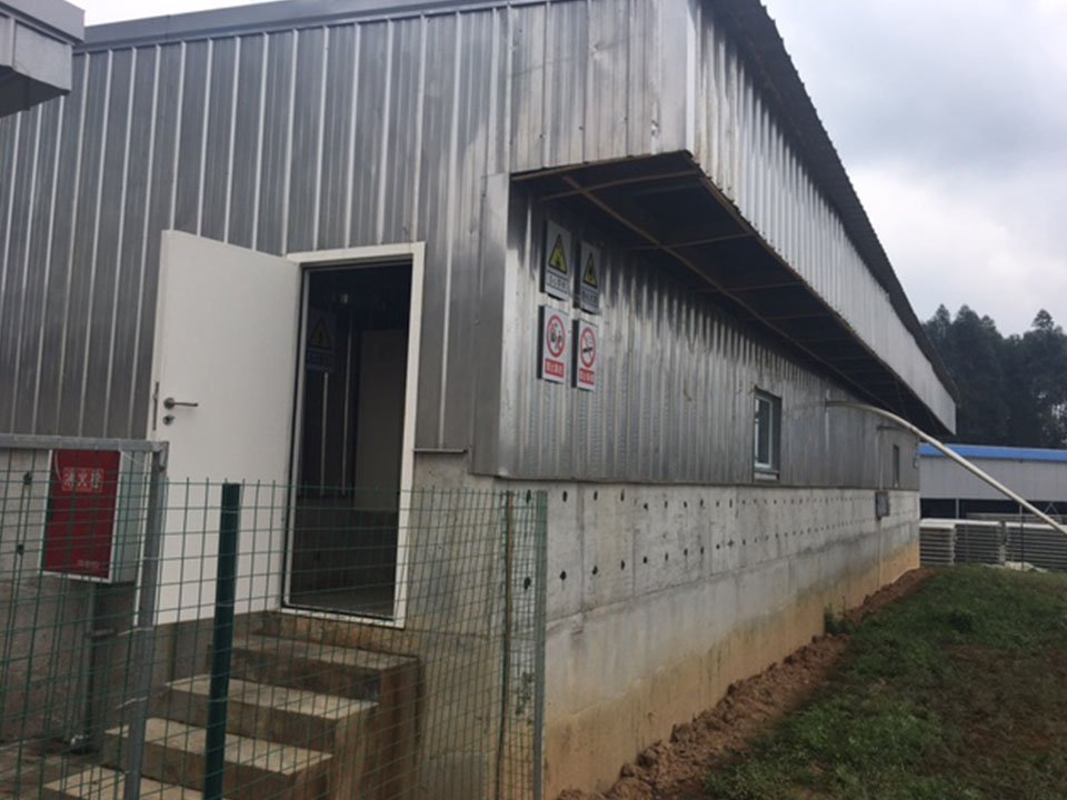 Main feeding line silo and hopper