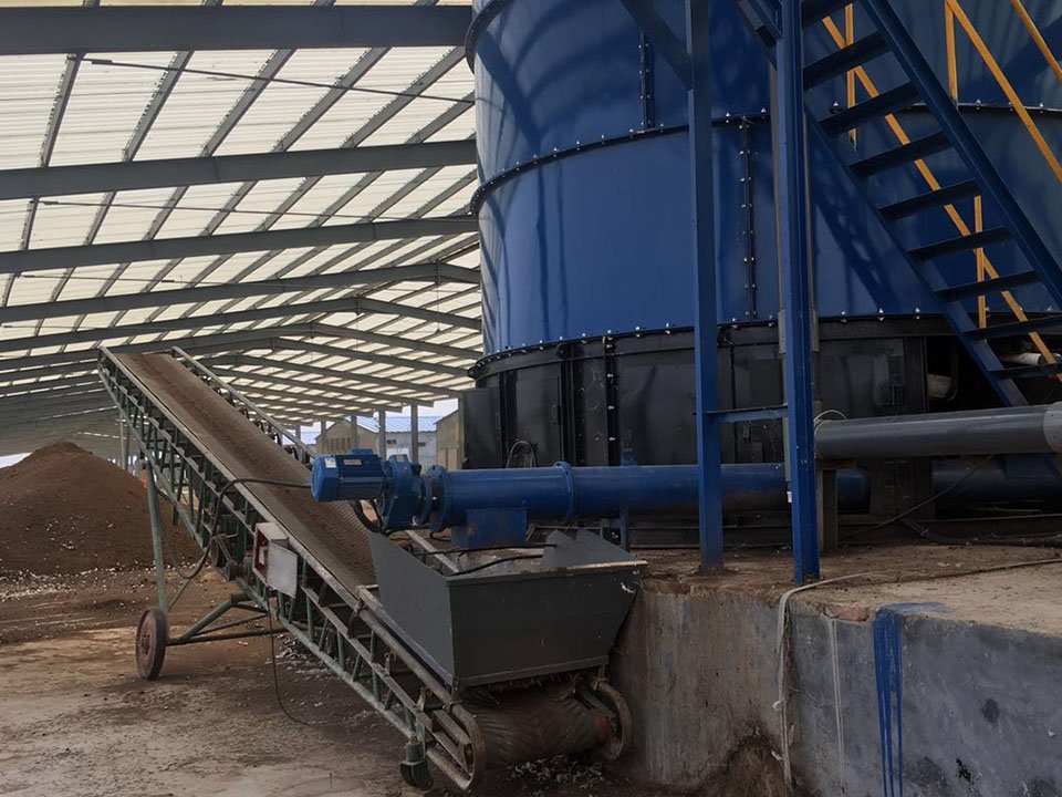 Main feeding line silo and hopper