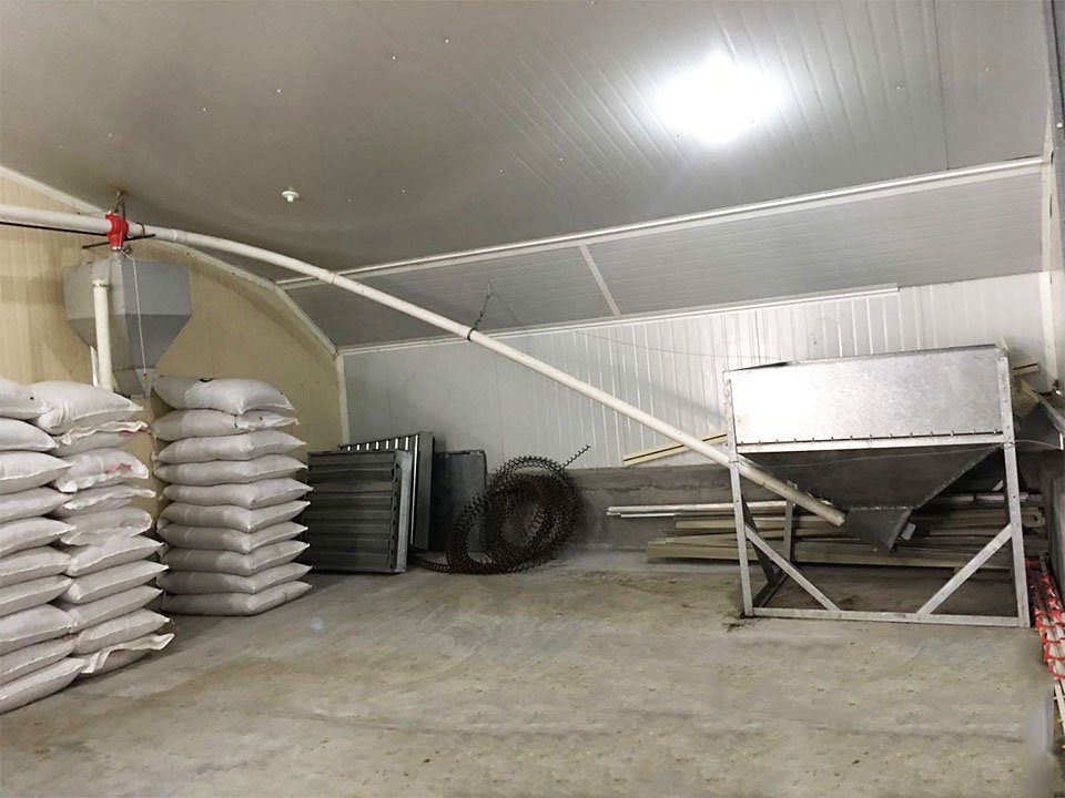 Main feeding line silo and hopper